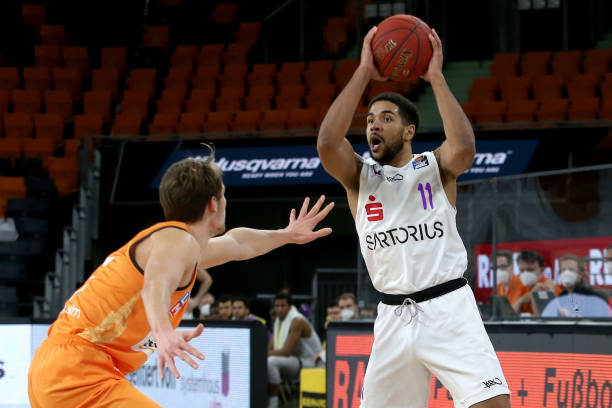 以其敏锐的 以其敏锐的